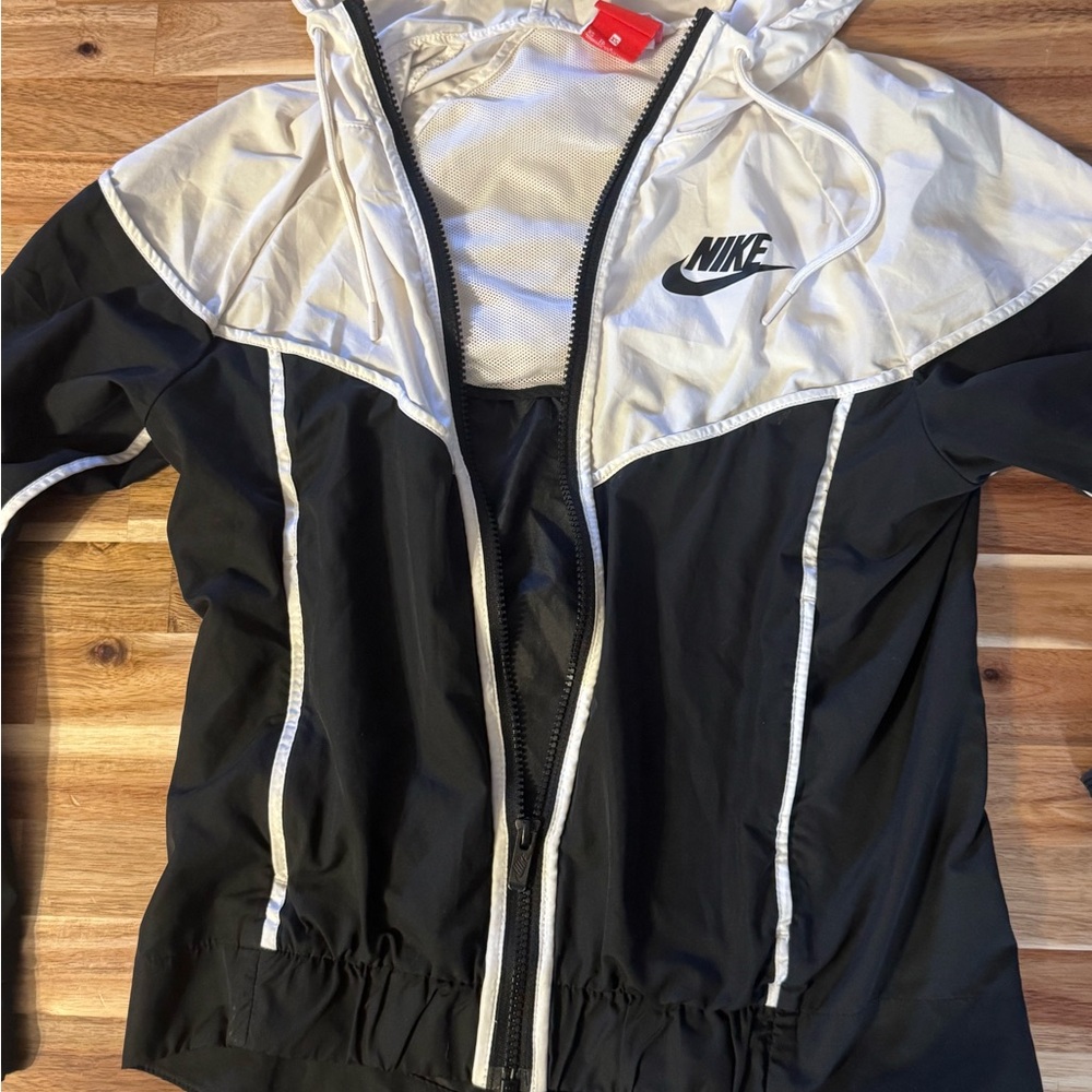 Nike Women's XS Black and White Jacket EUC